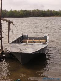 Лодка около причала